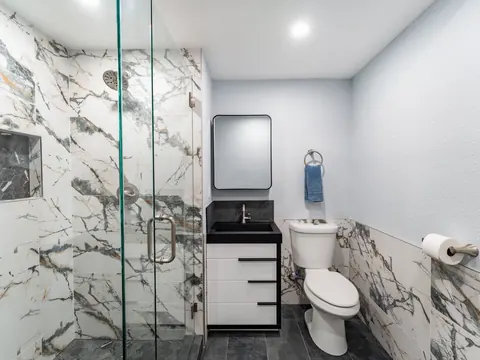 Bathroom remodel in Bellevue, WA by Volcano Builders