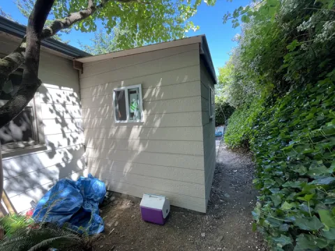 Lap siding on a new shed by Volcano Builders